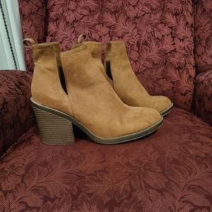 Universal Thread booties